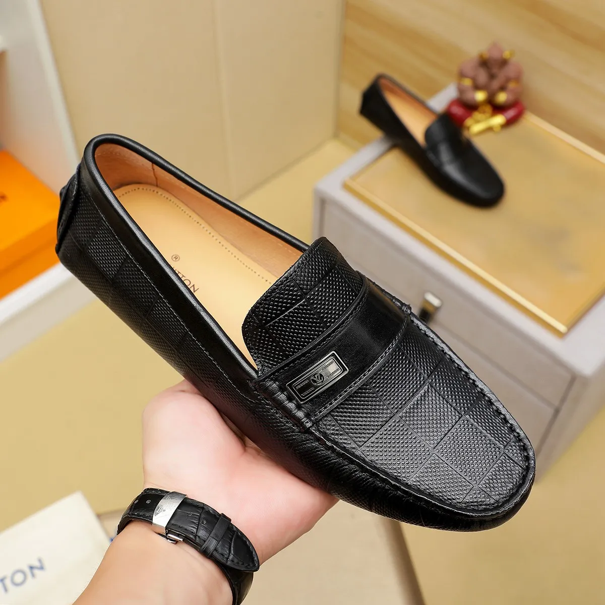 Men's shoes 💰360 💰 LV Louis Vuitton's top-quality Peaches men's shoes 💯Original copy of the official website, the upper is made of imported official website 1:1 material ❌Italian 🇮🇹 cowhide surface, imported pigskin lining. It’s definitely not made with ordinary craftsmanship, it’s the model used by celebrities! The factory’s craftsmanship is designed to create the most perfect shoes for trendy men! Colors available! 38-44 yards